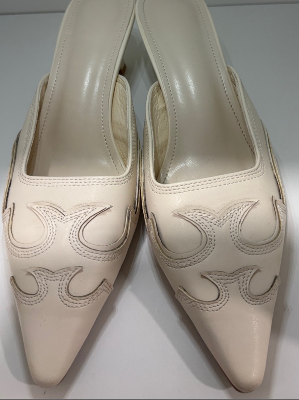 Source Unknown Cream Pointed-Toe Slip-On kitten Mules with Western Stitching